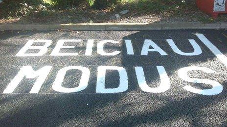The "beiciau modus" sign at Morfa Bach car park, Conwy (picture courtesy of dailypost.co.uk)