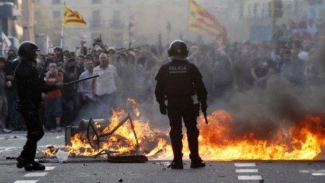 Police confront protesters in Barcelona (29 March)