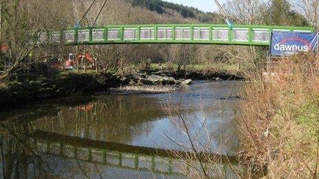Pont droed newydd dros Afon Winion yn Nolgellau