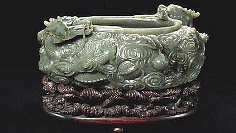Jade water trough on wooden stand, Qing Dynasty