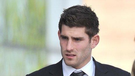 Ched Evans yn cyrraedd Llys y Goron Caernarfon
