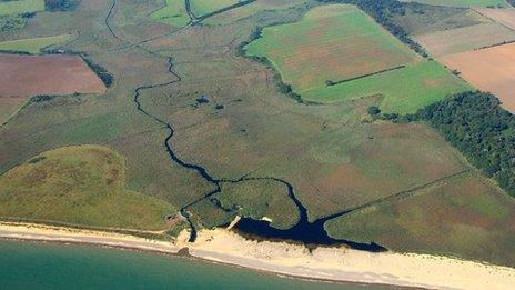 Coastal erosion: Southwold houses wait for Pathfinder land - BBC News