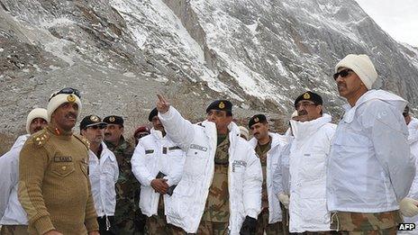 Gen Ashfaq Kayani (C) visiting the Siachen glacier