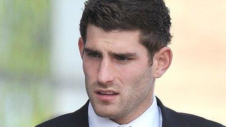 Ched Evans yn cyrraedd Llys y Goron Caernarfon