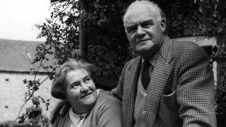 Harry Oakes as Dan and Gwen Berryman as Doris Archer in The Archers