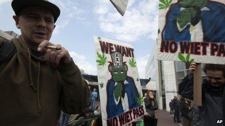Протестующие в Нидерландах с плакатами против нового запрета на травку