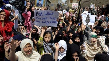 Pakistani Shias in the western city of Quetta protest against sectarian killings (15 April 2012)