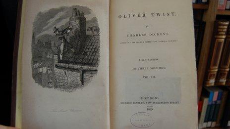 Argraffiad prin o Oliver Twist, a oedd y llyfr cyntaf i gael enw Dickens ar y dudalen deitl, yn hytrach na'i ffugenw Boz