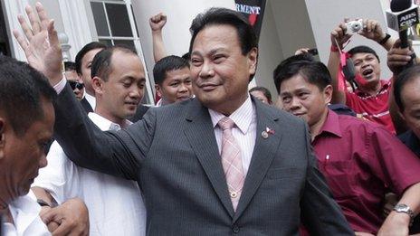 Renato Corona waves before leaving the Supreme Court compound in Manila on 22 May 2012