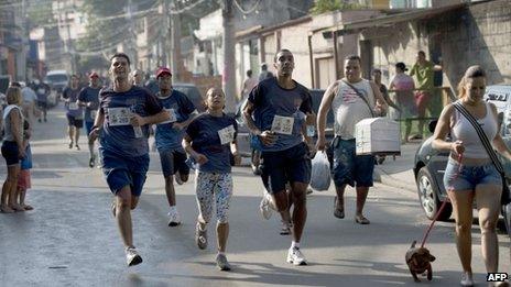 Runners at the Alemao shantytown in Rio