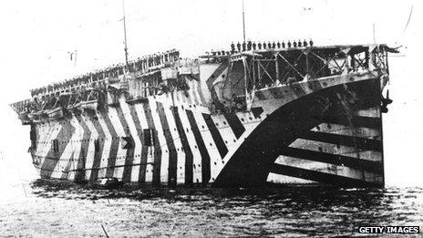 1918: The aircraft carrier Argus - painted in dazzle camouflage - on the Firth of Forth