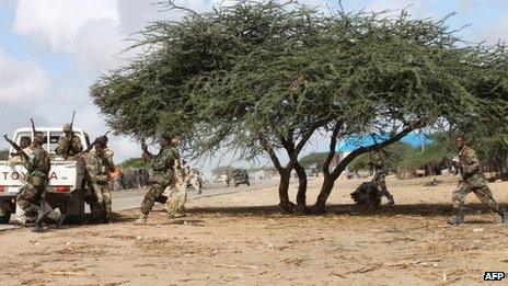 Somali soldiers take position on 29 May, 2012 during a clash with al-Shabab insurgents