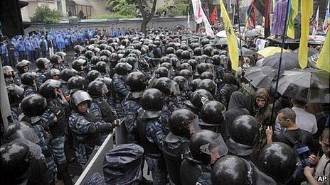 Ukrainian police separate opponents (right) and supporters of the language bill outside parliament in Kiev, 5 June