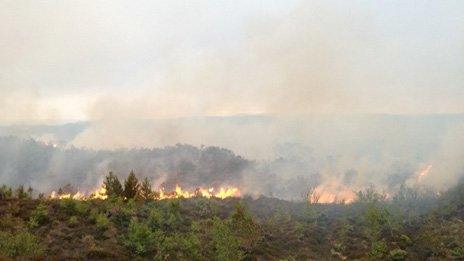 Fire crews battle moorland blaze near Stornoway - BBC News