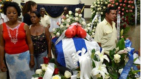 Cuban boxing hero Teofilo Stevenson buried in Havana - BBC News