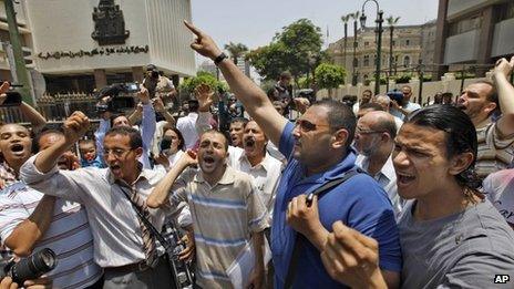 Men protest against military rule outside the parliamentary building in Cairo (19 June 2012)