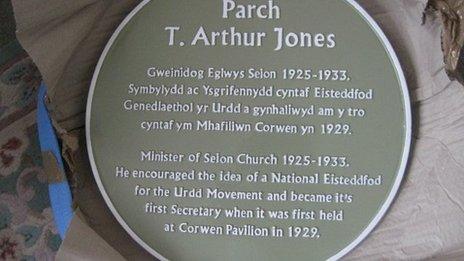 Y plac i gofio cyfraniad y parchedig T Arthur Jones