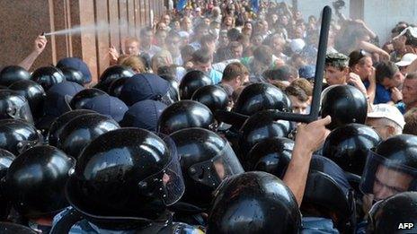 Ukrainian opposition activists clash with riot police on July 4, 2012 during a protest in Kiev against a new language law