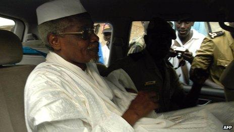 Chad's ex-dictator Hissene Habre leaves Dakar's courthouse escorted by prison guards 25 November 2005