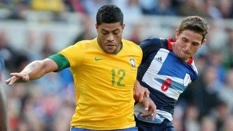 Joe Allen yn ceisio cael y bêl gan Hulk o Frasil yn gêm gyfeillgar Team GB