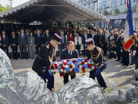 French President Francois Hollande places a wreath at the site of the Velodrome d'hiver round-up in Paris, 22 July 2012