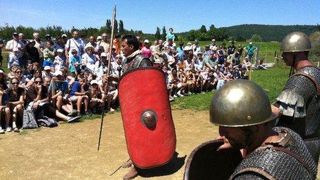 Actors at the Alesia MuseoParc teach Roman tactics