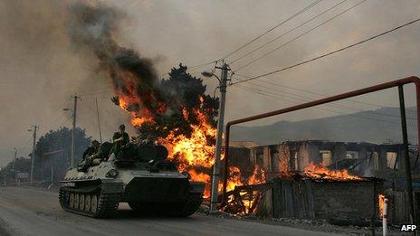Russian armour and house burning in village near Tskhinvali, 18 Aug 08