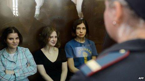 (L-R) Yekaterina Samutsevich, Maria Alyokhina and Nadezhda Tolokonnikova in court on 17 August