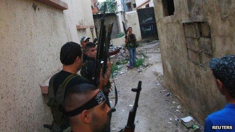 Sunni gunmen take position in Tripoli's Bab al-Tabbana district (21 August 2012)