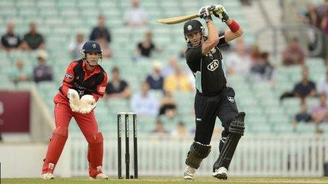 Sgoriodd Kevin Pietersen 43 i Surrey yn erbyn Morgannwg