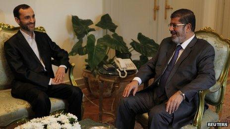 Egyptian President Mohammed Mursi (right) with Iranian Executive Vice-President Hamid Baghai in Cairo (08/08/12)