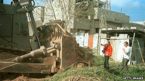 Rachel Corrie stands in front of an Israeli army bulldozer in Rafah (16 March 2003)