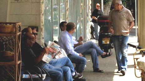 People relaxing in the Tel Aviv heat (Photo by Hugh Sykes)