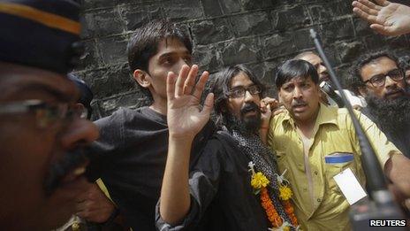 Cartoonist Aseem Trivedi (C) waves after coming out of Arthur Road Jail in Mumbai September 12, 2012.