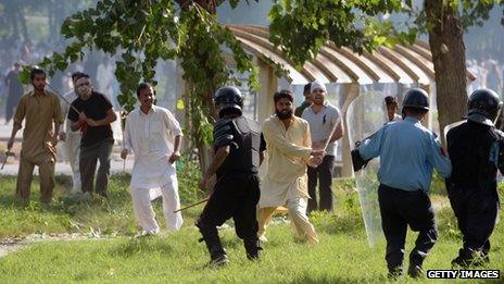 Pakistani Muslim demonstrators clash with policemen during a protest near the US consulate in Islamabad on September 21, 2012