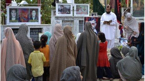 Shia mourners at a graveyard in Quetta (September 2012)