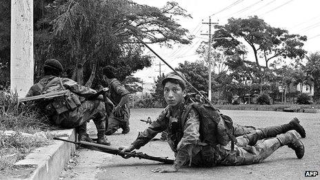 Salvadoran army troops position themselves on the outskirts of the National University campus after it came under the control of RMNL rebels (12 Nov 1989)