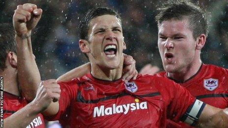 Y capten Mark Hudson seliodd y fuddugoliaeth
