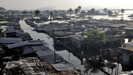 Houses submerged in floodwaters in Idah, in Nigeria's central state of Kogi, 27 September 2012