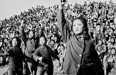 Female workers perform a ballet criticising Confucius's works in 1974