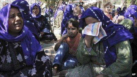 People mourn at the funerals of the victims in Akcakale, 4 Oct 2012