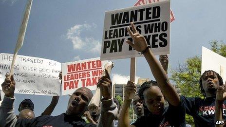 Kenyan demonstrators march in Nairobi on 9 October 2012 after lawmakers voted themselves a bonus