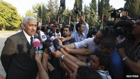 Abdullah Ensour speaks to reporters in Amman (11 October 2012)