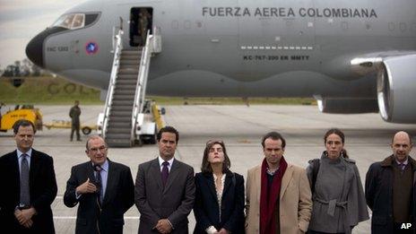 Colombian peace negotiators board a military plane for Oslo