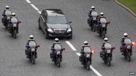 Dmitry Medvedev's motorcade heads for his inauguration in Moscow's Kremlin on 7 May 2008