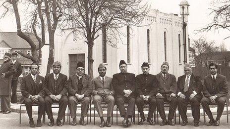 Men in front of Fazl Mosque