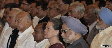 Indian PM Manmohan Singh, Congress party president Sonia Gandhi and other officials at swearing in ceremony