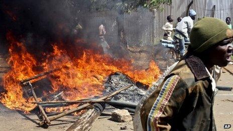 A burning barrdicade in Kisumu, Kenya (29 October 2012)