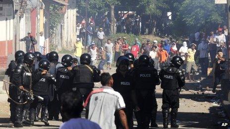 Photo courtesy of La Prensa newspaper shows demonstrators and riot police in La Paz Centro