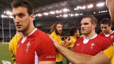 Sam Warburton (chwith) yn gadael y maes wedi'r golled o 20-19 yn erbyn Awstralia ym mis Mehefin